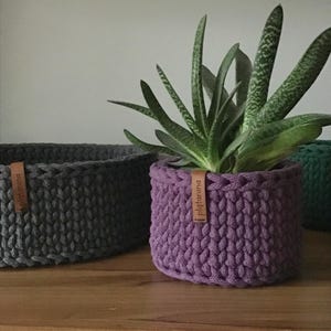 Una cesta decorativa tejida, un recipiente para guardar objetos pequeños, un elemento decorativo en un estante de una habitación o baño. imagen 4