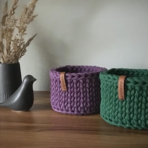 Una cesta decorativa tejida, un recipiente para guardar objetos pequeños, un elemento decorativo en un estante de una habitación o baño. imagen 3