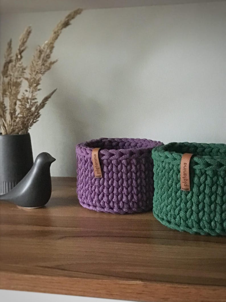 Una cesta decorativa tejida, un recipiente para guardar objetos pequeños, un elemento decorativo en un estante de una habitación o baño. imagen 3