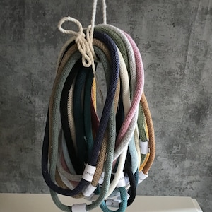 Voorbeelden van alle kleuren in mijn producten, katoenen koorden om de kleuren af te stemmen op je interieur, bekijk andere versies en kies zelf.