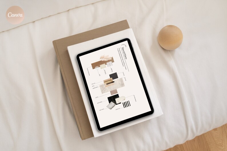 Pode incluir: Um tablet digital exibindo um conceito de design "Paleta de Materiais", repousando sobre uma pilha de livros. A tela do tablet mostra v&aacute;rias texturas e amostras de cores. Uma esfera de madeira est&aacute; pr&oacute;xima em uma superf&iacute;cie branca.