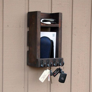 Entryway key holder for wall, 7 key hooks, mail holder wall organizer
