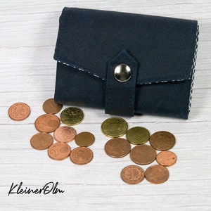 Geldbeutel Mini Ruby - kompakt mit viel Platz für Karten und Geld - Dunkelblau weiß und Punkte