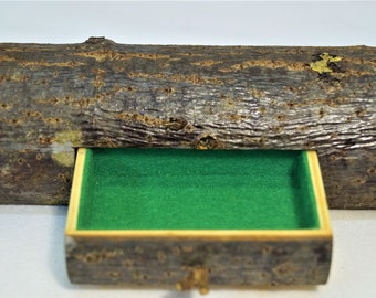 Small jewelry box made from a linden tree trunk.