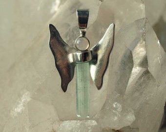 Engel Anhänger aus Welo Opal und Aquamarin Kristall in Silber