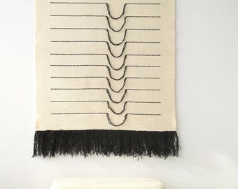 Tenture murale en laine tissée à la main - oeuvre d'art murale en macramé minimaliste - décoration bohème moderne avec franges noires - tapisserie unique sur métier à tisser pour le salon