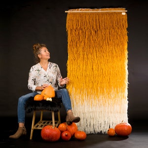 Tapiz de pared peludo con degradado naranja - Tapiz de flecos tejido a mano Saule - Arte mural otoñal - Decoración bohemia con textura - Tapiz de pared con efecto puesta de sol