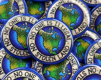 Pin "Nadie es ilegal en tierras robadas"