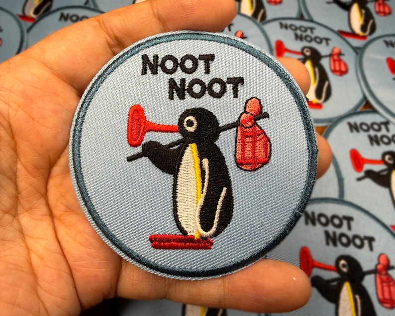 K&ouml;nnte beinhalten: Eine wei&szlig;e Keramiktasse mit schwarzem Henkel und dem Text "But First, Coffee" in schwarzer, handschriftlicher Schrift. Die Tasse steht auf einer wei&szlig;en Oberfl&auml;che.