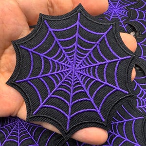 Paarse spinnenwebpatch