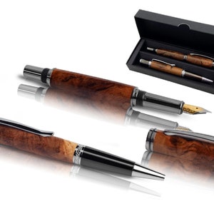 Conjunto de instrumentos de escritura compuesto por una pluma estilográfica y un bolígrafo de la madera que usted elija, fabricados a mano. Fabricados a mano en Alemania.