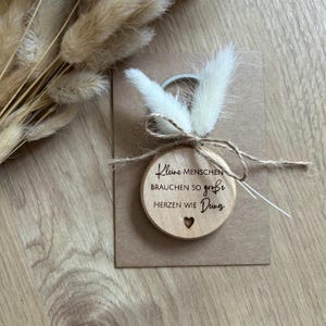 Schlüsselanhänger „Kleine Menschen brauchen so große Herzen wie Deins“ | Holz | Geschenkidee
