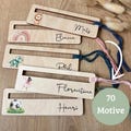Lesehilfe mit Name | 70 Motive | Holz mit Band | Die perfekte Leseschablone für Leseanfänger | Schule | Einschulung