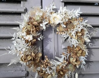 Door wreath or table wreath made of dried flowers.