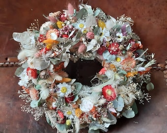 Table wreath or door wreath made of various dried flowers.