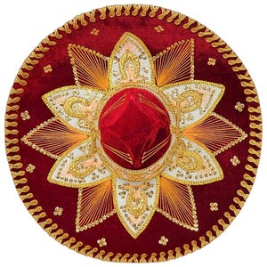 Op de afbeelding: Een dieprode fluwelen sombrero met een ingewikkeld stervormig ontwerp op de rand. De hoed is versierd met gouden metallic draadborduursels, lovertjes en een decoratieve gevlochten rand langs de buitenkant en op de centrale kroon.