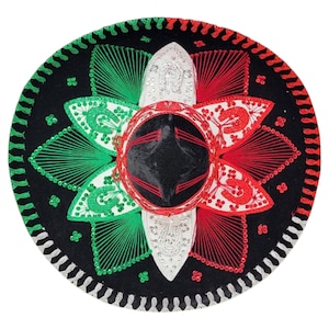 Op de afbeelding: Een zwarte sombrero met een brede rand met afwisselende groene, witte en rode stikpatronen. De kroon is versierd met zilverkleurig, rood en groen borduurwerk in een stervormig ontwerp, geaccentueerd met lovertjes en gedetailleerd draadwerk.