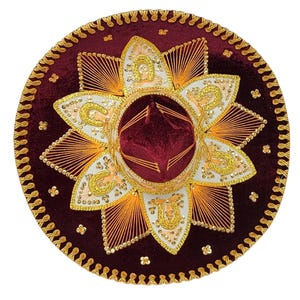 Op de afbeelding: Een diepbordeauxrode fluwelen sombrero met een ingewikkeld stervormig ontwerp in wit en goud. De hoed is versierd met metallic gouddraadborduursel, glinsterende pailletten en een decoratieve gevlochten gouden rand langs de buitenste rand.