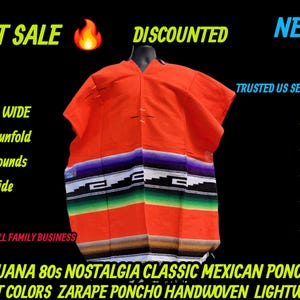 Może przedstawiać: Pomarańczowe meksykańskie poncho z kolorową, pasiastą obwódką. Poncho ma 109 cm szerokości i 198 cm po rozłożeniu, waży 0,5 kg. Tekst na zdjęciu mówi "Hot Sale" i "Discounted".