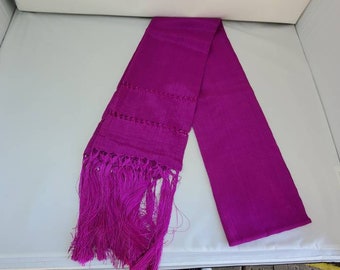 Jaskraworóżowy meksykański szal Rebozo: frędzle z jedwabiu Artisela (94" x 24,5")