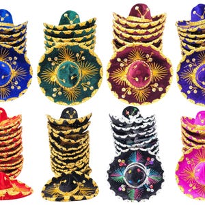 Op de afbeelding: Een verzameling van acht stapels miniatuur sombreros in diverse kleuren, waaronder blauw, groen, bordeaux, paars, rood, zwart en roze. Elke hoed heeft een fluweelachtige textuur, goud- of zilverkleurige metallic randen en gedetailleerd borduurwerk.