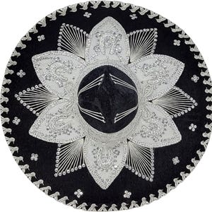 Op de afbeelding: Een zwarte sombrero met ingewikkeld zilverkleurig borduurwerk in een bloemmotief dat uitstraalt vanaf de centrale kroon. De brede rand is versierd met zilverkleurige draaddetails, waaronder kleine hoefijzermotieven en een geschulpte rand.