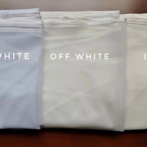Pu&ograve; includere: Tre campioni di tessuto in diverse tonalit&agrave; di bianco: bianco puro, bianco avorio e avorio.
