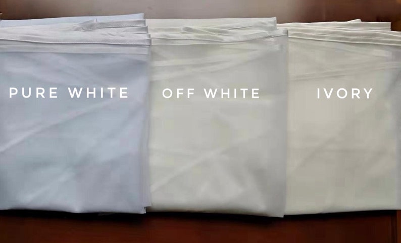 Pu&ograve; includere: Tre campioni di tessuto in diverse tonalit&agrave; di bianco: bianco puro, bianco avorio e avorio.