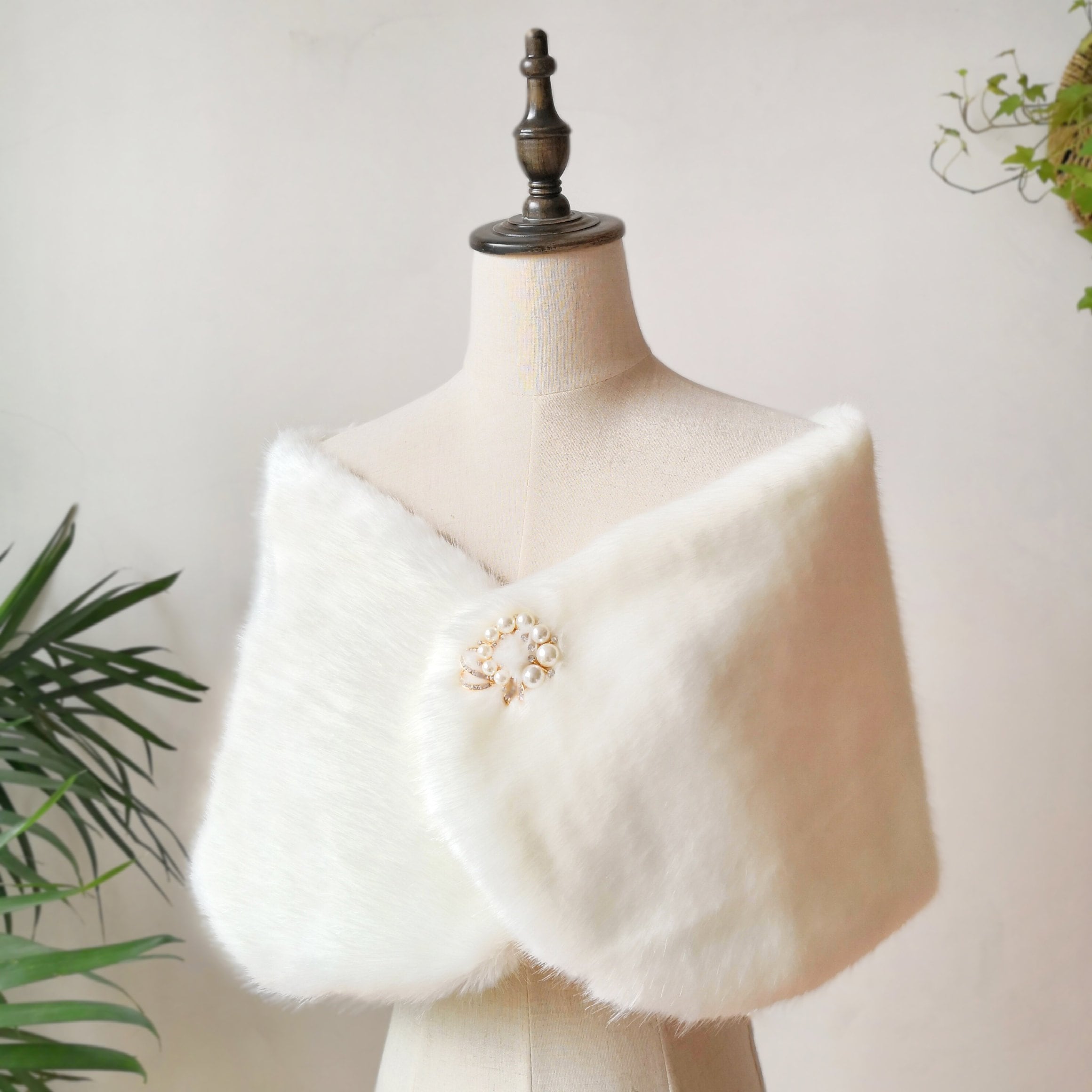 David's Bridal Faux-Fur Mock Neck Capelet OW2122 Ivory 2x - Ivory, 2x