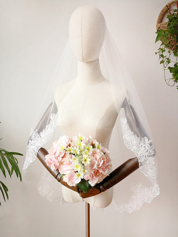 Floral Lace Fingertip Wedding Veil With Comb, Bridal Veil  display picture 3