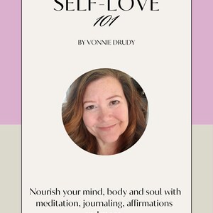 Puede incluir: Una tarjeta blanca con texto negro que dice "SELF-LOVE 101 BY VONNIE DRUDY". Una mujer con cabello castaño aparece en un círculo en el medio de la tarjeta. El texto debajo del círculo dice "Nutre tu mente, cuerpo y alma con meditación, diario, afirmaciones y más."