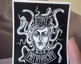 Stone the Patriarchy Medusa-vinylsticker, feministische bumpersticker of laptopsticker