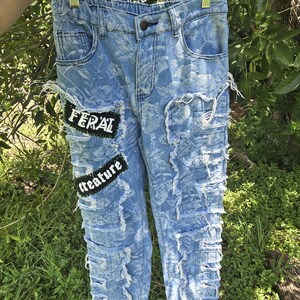 Jeans Feral Creature con toppe, taglia 12Y