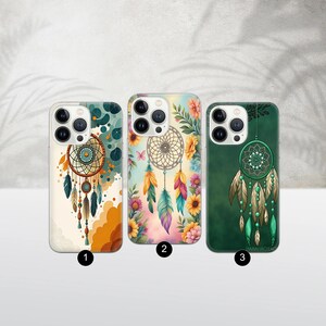 Può includere: Tre custodie per telefono con disegni di acchiappasogni. Le custodie presentano varie combinazioni di colori, tra cui verde acqua, arancione e motivi floreali. Ogni custodia ha un diverso design di acchiappasogni.