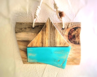 Kleines Bild eines Segelboots aus Altholz, blaue maritime Wanddekoration im Küstenstil. Einzigartiges, handgefertigtes Stück.