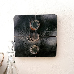 Decoración de pared de madera reciclada negra.  Pequeña tabla cuadrada de madera de color negro. Decoración de interiores. Arte de pared.