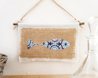 Décoration murale poisson minimaliste, en tissu et toile de jute. Tableau poisson en tissu, décoration bord de mer.
