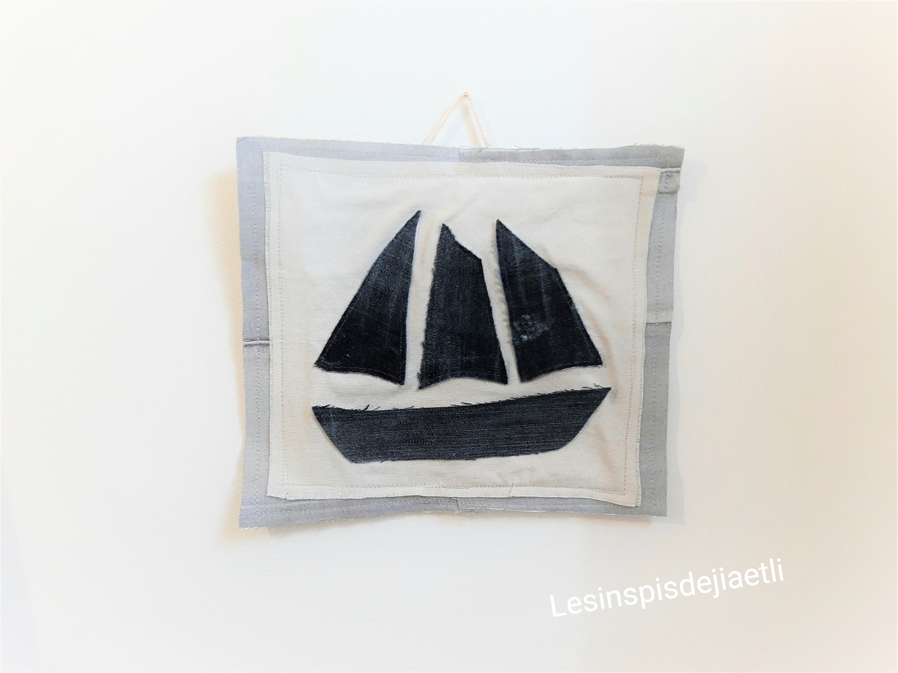 Voilier, Décoration Murale en Tissu Recyclé. Tableau Mural Marin , Toile Style Bord de Mer.