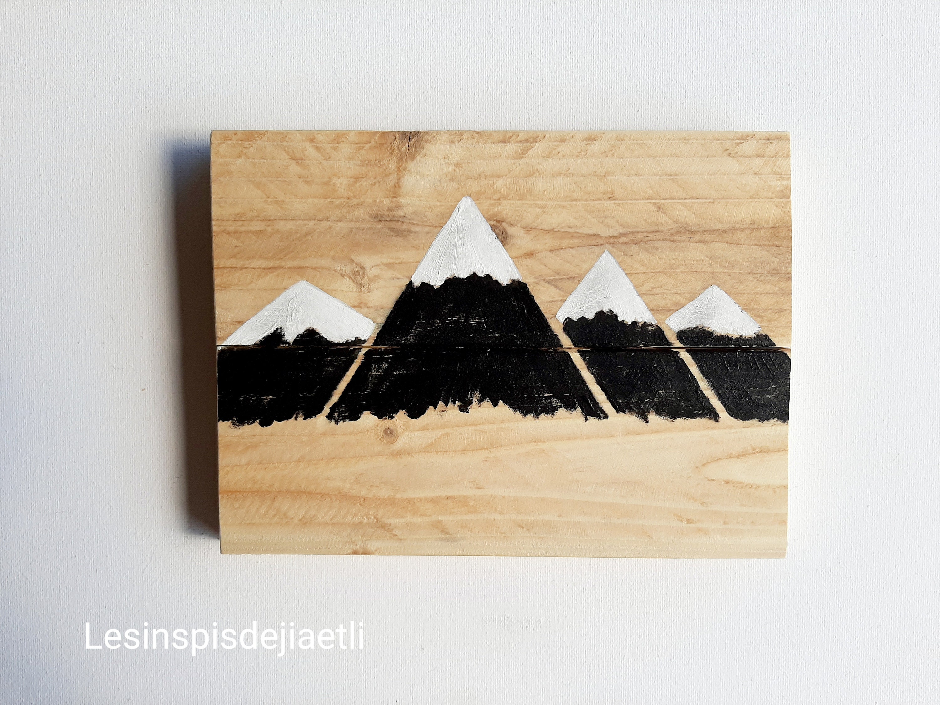 Tableau Montagne en Bois de Palette. Décoration Murale Style Chalet Peint Noir. Création Éco-Respons