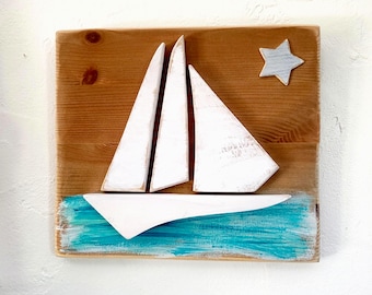 Gemälde auf Holz, weißes Segelboot im Relief, hölzerne Wanddekoration, Strandszene.