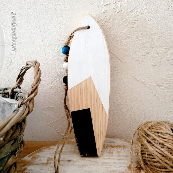 Surf décoration, petite planche de surf en bois noir et blanc à accrocher, déco bord de mer.