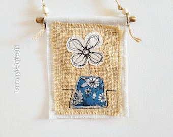 Petite décoration murale en tissu imprimé fleurs bleu, vase et fleur naïve, tableau en tissu et toile de jute. cadeau déco pour femme.