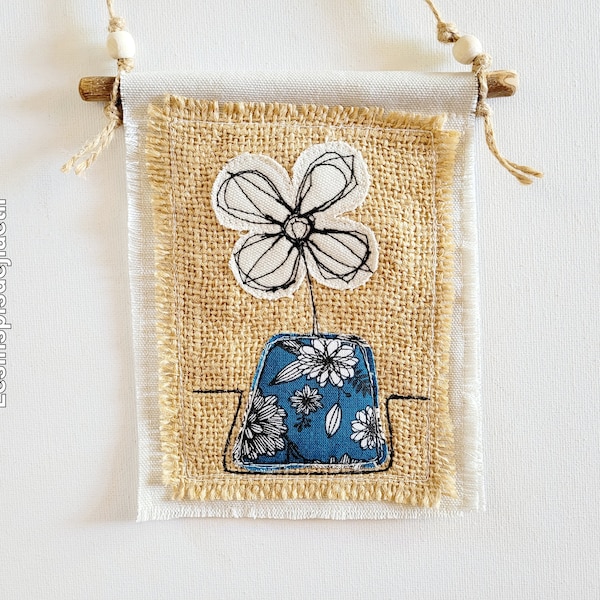 Petite décoration murale en tissu imprimé fleurs bleu, vase et fleur naïve, tableau en tissu et toile de jute. cadeau déco pour femme.