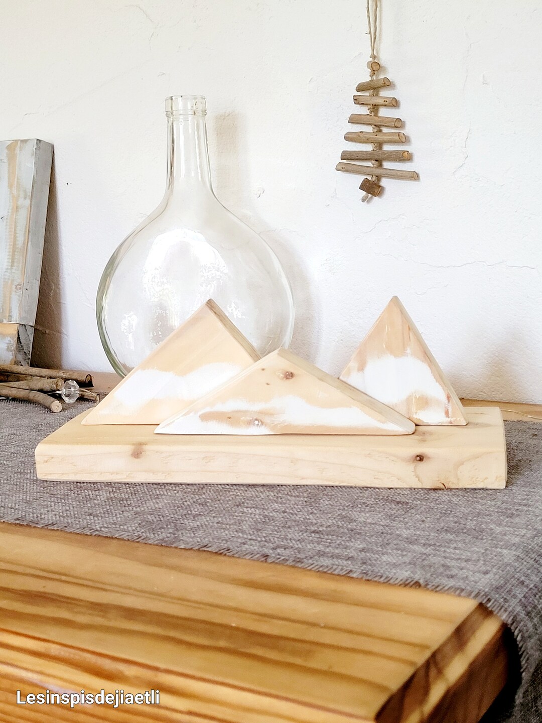 Reclaimed Wood Scandinavian Cabin-Style Decor photo