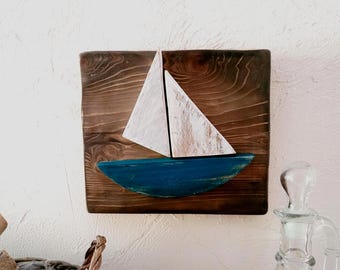 Wandkunst aus recyceltem Holz, minimalistisches Bootsdesign für eine maritime Dekoration