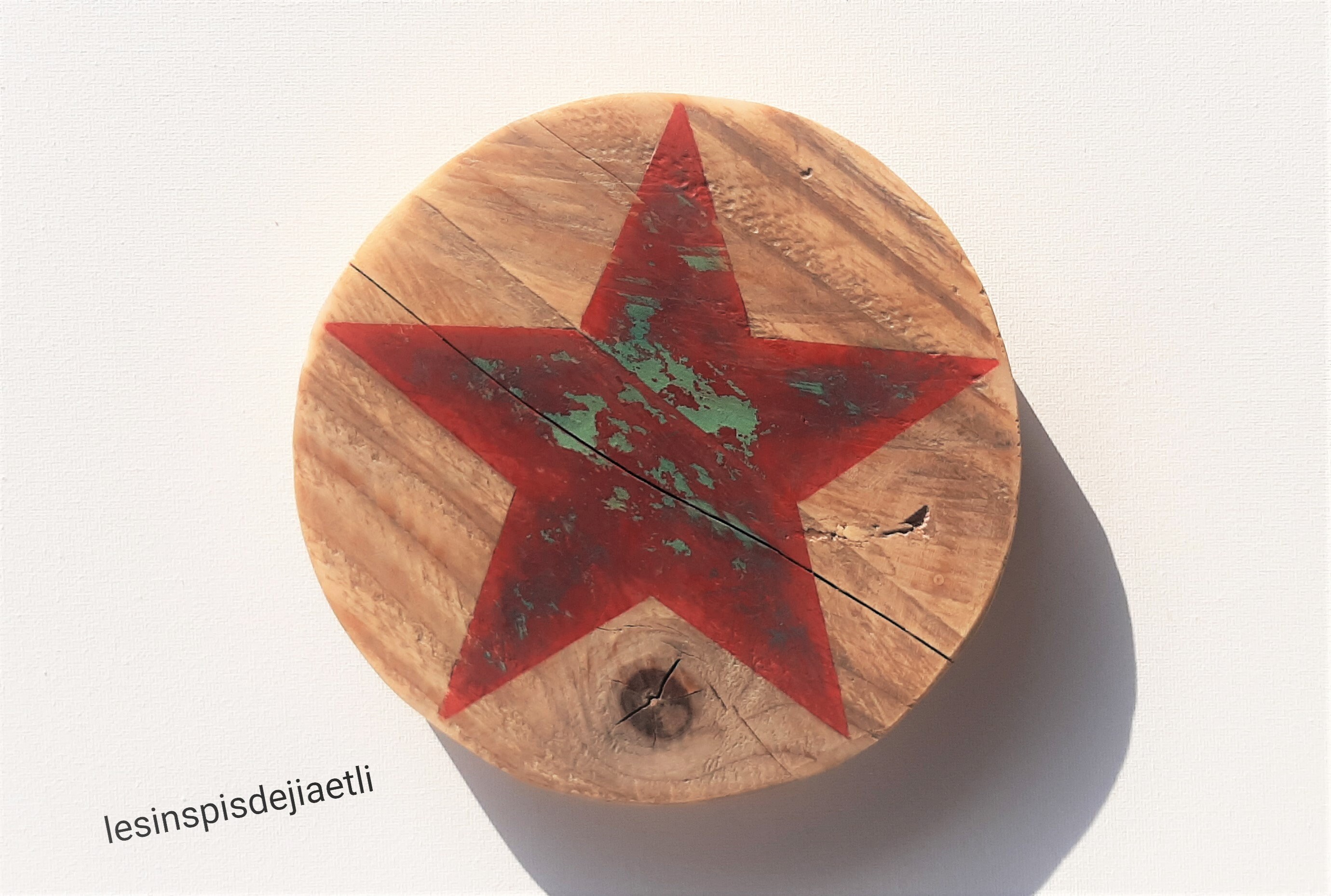 Tableau en Bois Étoile, Décoration Murale Ronde Étoile Recyclé, Rouge et Vert. Style Industriel.