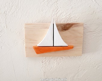 Petit voilier minimaliste,  tableau marin en bois recyclé, orange. Décoration bord de mer.