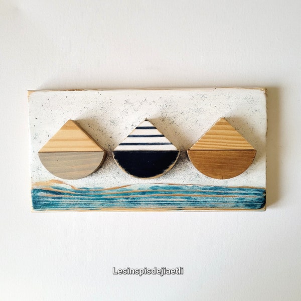 Tableau en bois recyclé bateau. Décoration murale en bois voilier minimaliste bleu et blanc, intérieur bord de mer.