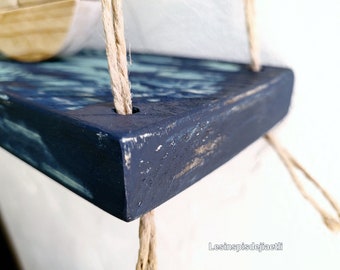 Etagère balançoire en bois peint bleu marine et bleu clair, double corde en jute, 35 cm, décoration bord de mer.