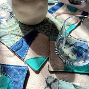 Tafeldecoratie en onderzetters, blauw en beige patchworkstof, uniek stuk, zomerdecoratie, Frans vakmanschap. Inclusief vis.